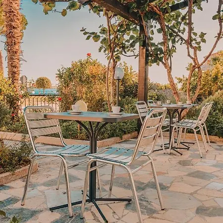 Seafront בית הארחה